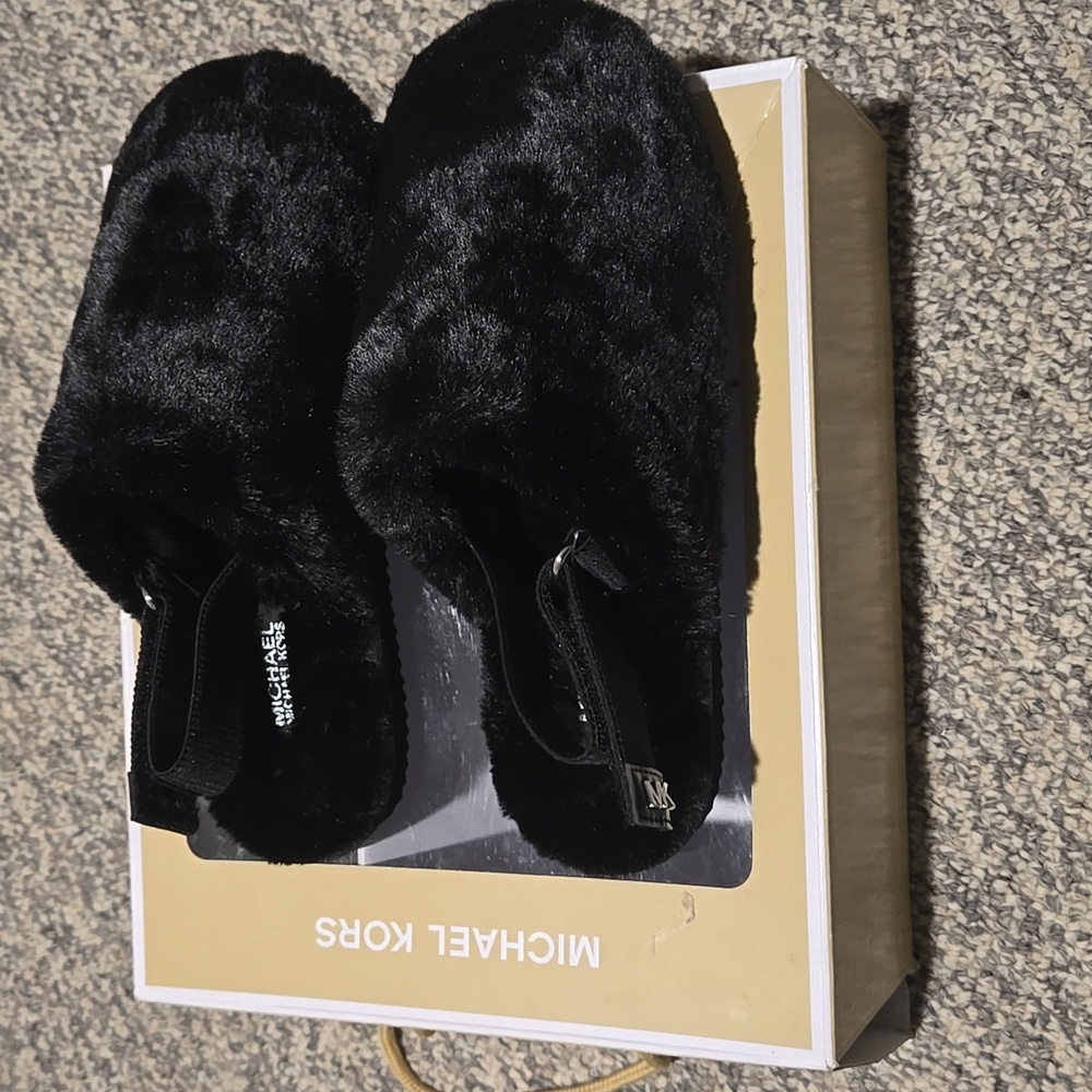 NIB MICHAEL KORS SLIPPERS- SIZE 8